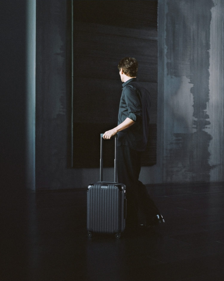 リモワ》から待望のレザースーツケースが新たに登場。 | Them magazine